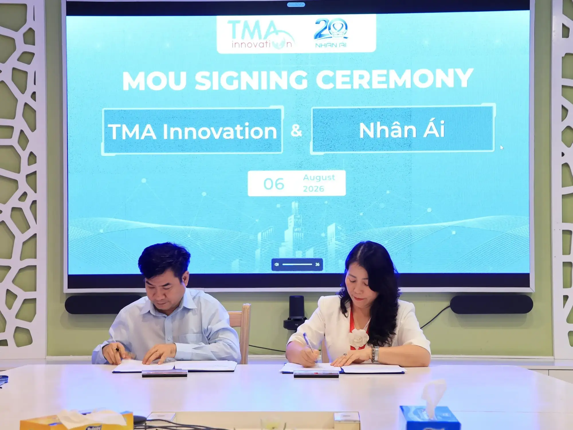 Representatives of TMA Innovation and Nhan Ai Elderly Care Center System signing the strategic partnership agreement.