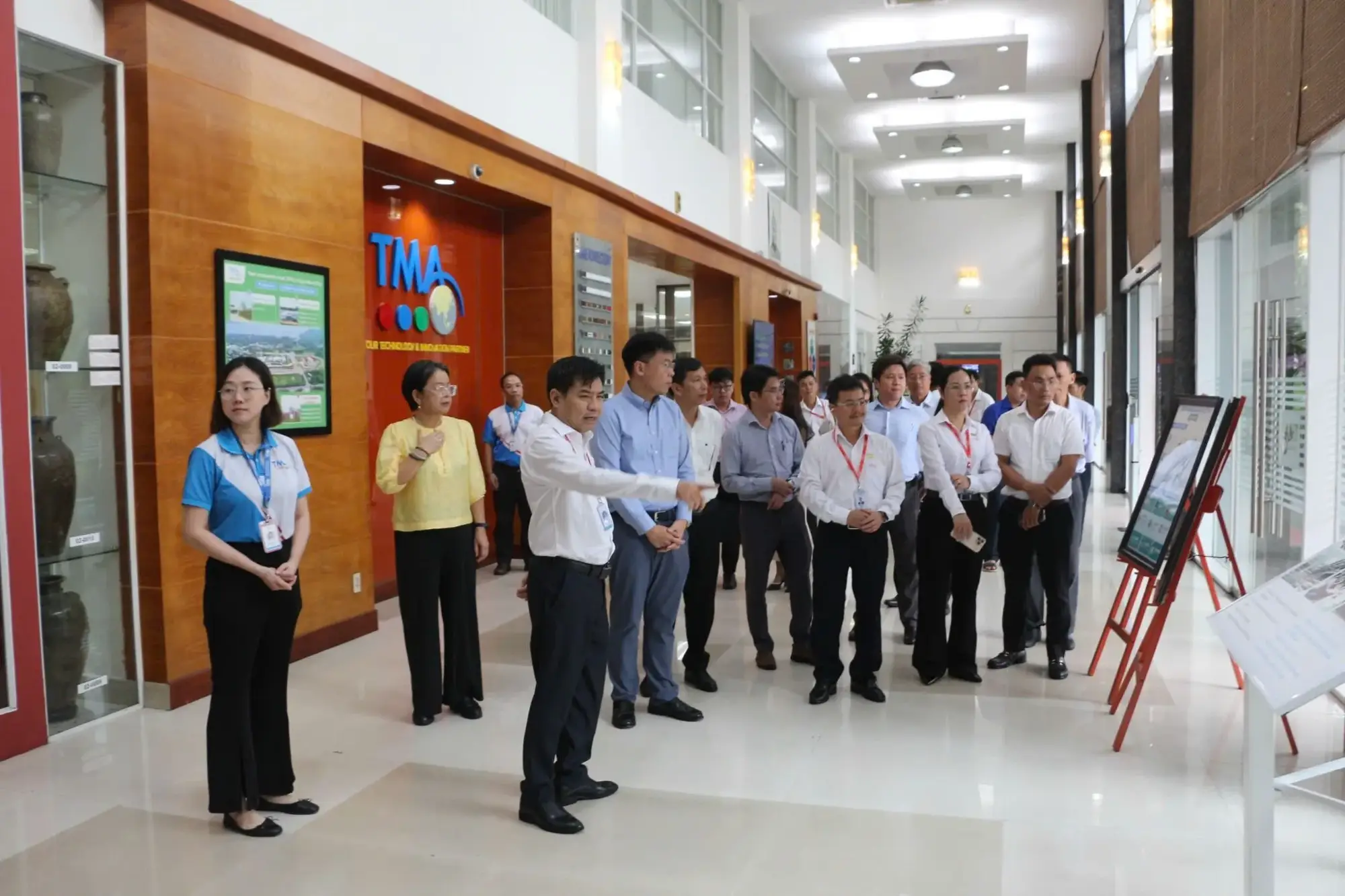 Vice Chairman Truong Minh Huy Vu and the delegation visit TMA’s Innovation Center